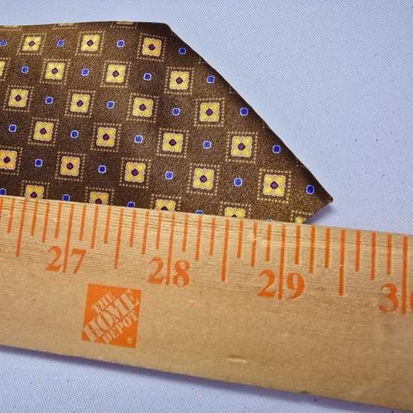 Exquisite BRIONI Mens Silk Necktie: A Timeless Geometric Foulard in Brown, Gold - Picture 12 of 13